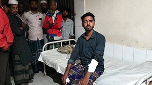 নেত্রকোণায় ব্যবসায়ীকে ছুরিকাঘাত করে ১৭টি মোবাইল ও টাকা ছিনতাই