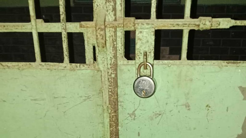 চতুর্থ শ্রেণির ছাত্রীকে ‘যৌন নিপীড়নের চেষ্টা’:  বখাটের বাড়িতে তালা