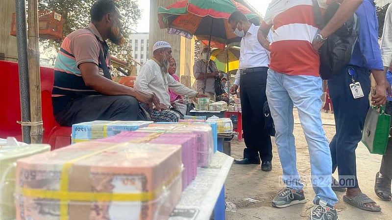 ঈদে নতুন টাকা: ভল্টে পড়ে আছে অলস, বাইরে ‘অনেক দাম’