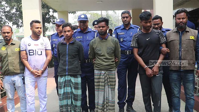 নওগাঁয় ‘ডাকাতি-ছিনতাইয়ে জড়িত’ চারজনসহ গ্রেপ্তার ৫