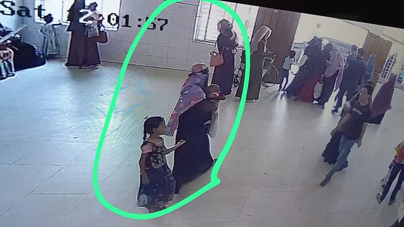 মাকে হাসপাতালের টিকেটের লাইনে রেখে বাচ্চা নিয়ে চম্পট