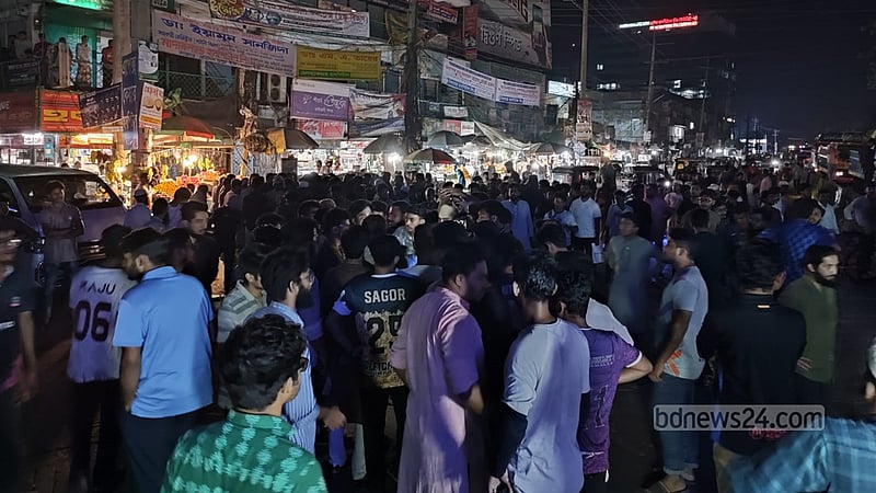 ‘হেনস্তার’ পর কলেজ ছাত্রীকে অটোরিকশা থেকে ধাক্কা: চৌমুহনীতে সড়ক অবরোধ