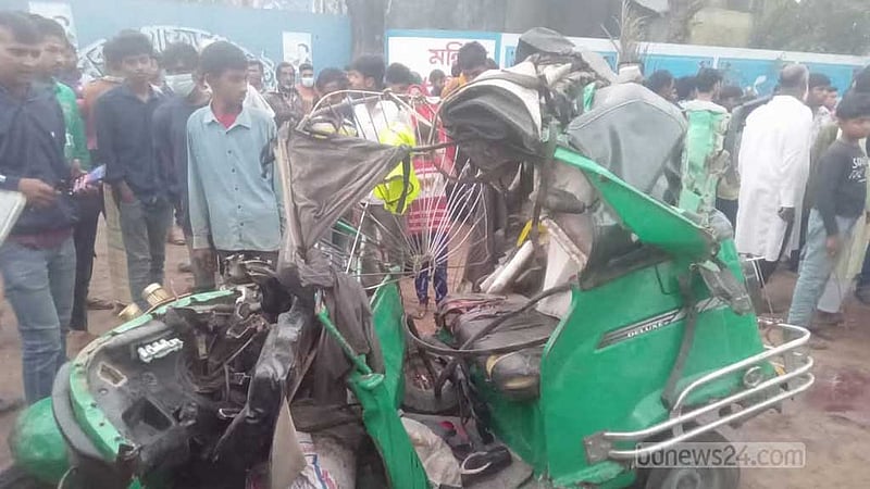 পাবনায় বাস-অটোরিকশা সংঘর্ষে স্বামী-স্ত্রী সন্তানসহ নিহত ৪