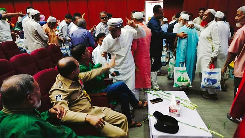 পাবনায় স্বাধীনতার ঘোষক বলা নিয়ে মুক্তিযোদ্ধাদের সম্মাননা অনুষ্ঠানে হট্টগোল