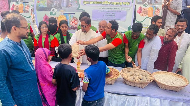 চট্টগ্রামে ব্যবহৃত প্লাস্টিক দিয়ে মিলছে ছোলা-খেজুর