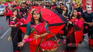 ‘লালযাত্রায়’ শহীদ স্মরণ