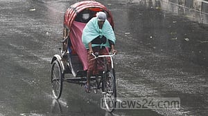 হালকা বৃষ্টিতে ঢাকায় স্বস্তি