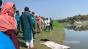 রাজশাহীতে নদীর পাড়ে পড়ে ছিল ভ্যান চালকের লাশ