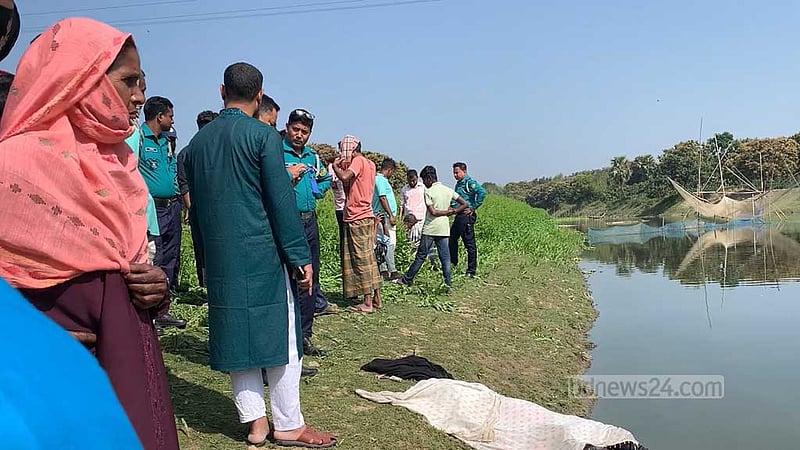 রাজশাহীতে নদীর পাড়ে পড়ে ছিল ভ্যান চালকের লাশ