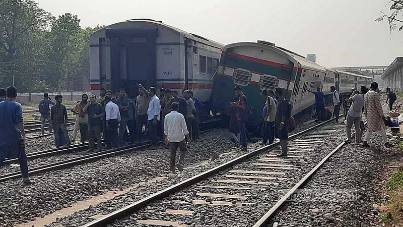 রাজশাহীতে পদ্মা ও বাংলাবান্ধা ট্রেনের মধ্যে সংঘর্ষ
