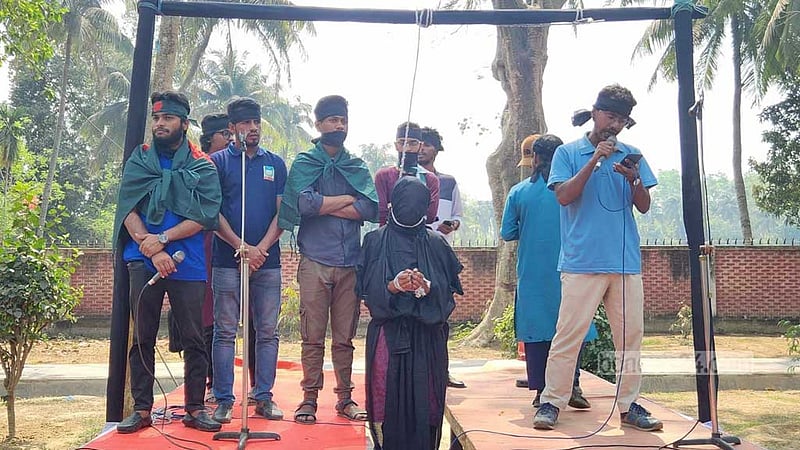 ধর্ষকের সর্বোচ্চ শাস্তি দাবিতে রাজশাহী বিশ্ববিদ্যালয়ে প্রতীকী ফাঁসি