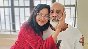 বাবাহারা হলেন অভিনেত্রী রুনা খান