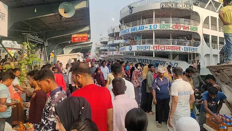 ঈদযাত্রা: সদরঘাটে যাত্রীর চাপ, তবু ‘অতৃপ্তি’ লঞ্চ কর্মীদের