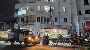 সাতক্ষীরার ২ ডিজিটাল বোর্ডে আওয়ামী লীগ নিয়ে স্লোগান, হাসপাতালে তালা