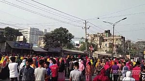 সাভারে বেতনের আন্দোলনের মধ্যে কারখানা বন্ধের নোটিশ, সড়ক অবরোধ