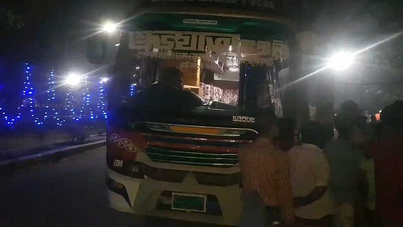 সাভারে বাসযাত্রীদের ‘জিম্মি করে লুট’