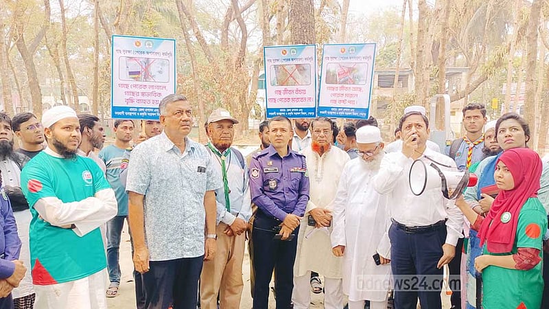 শেরপুরে গাছ থেকে পেরেক অপসারণ করল জেলা প্রশাসন