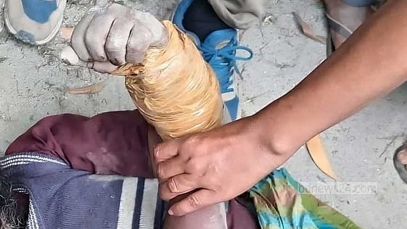 সিরাজগঞ্জে টেপে মোড়ানো লাশ পড়ে ছিল রাস্তার পাশে