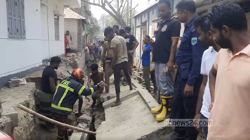 সিরাজগঞ্জে দেয়াল চাপায় প্রাণ গেল ২ শ্রমিকের