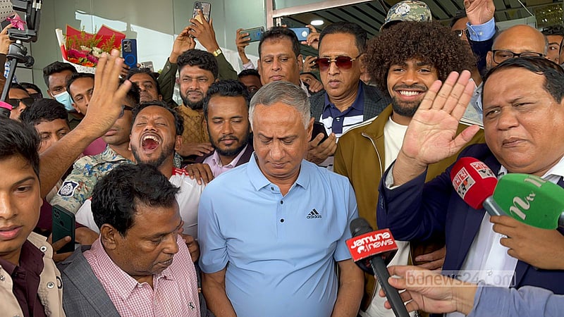 সিলেটে পৌঁছে ভক্তদের ভালোবাসায় সিক্ত হামজা চৌধুরী