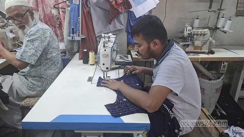 দর্জির দোকানে কাজ কম, ‘অর্ডার নিচ্ছে এখনও’