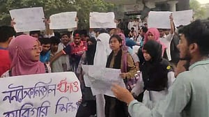 তেজগাঁওয়ে কারিগরি শিক্ষার্থীদের দেড়ঘণ্টা অবরোধ, যানজটে ভোগান্তি