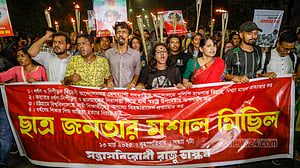 কফিন ও মশাল নিয়ে ঢাবিতে বিক্ষোভ