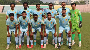 বিবর্ণ ফুটবল খেলে ড্রয়ে শুরু আবাহনীর