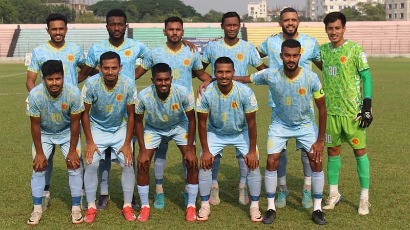 বিবর্ণ ফুটবল খেলে ড্রয়ে শুরু আবাহনীর