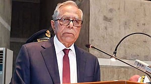 হামিদের দেশত্যাগ: বিমানবন্দরে তদন্ত কমিটি, দায়িত্বরতদের জিজ্ঞাসাবাদ