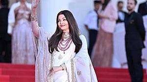 চাইলেই ‘ওজন কমাতে পারি’: কানে কটাক্ষের জবাবে ঐশ্বরিয়া