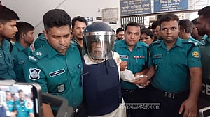 বসার জন্য টুল চাইলেন আমু, আরেক মামলায় গ্রেপ্তার