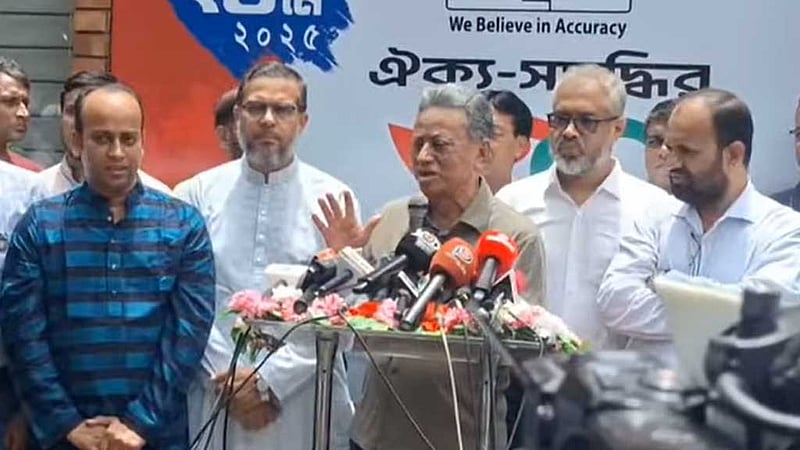 গণতন্ত্র ফিরতে দেরি হলে দেশে সঙ্কট বাড়বে: আমীর খসরু