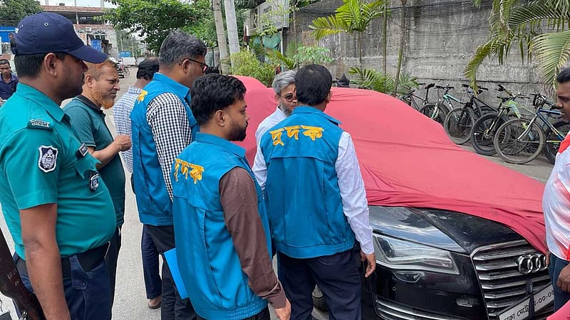 লাল কাপড়ের নিচে মিলল ‘কারনেটের গাড়ি’