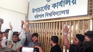 উপাচার্যের অপসারণ দাবিতে বরিশাল বিশ্ববিদ্যালয়ের প্রশাসনিক ভবনে তালা