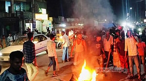অটোরিকশা শ্রমিকদের সঙ্গে বিরোধ, ভোলায় বাস চলাচল বন্ধ