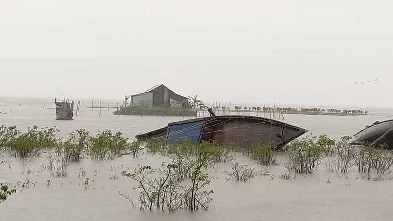 ভোলার সব নৌপথে লঞ্চ ও ফেরি চলাচল বন্ধ, নিম্নাঞ্চল প্লাবিত