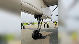চাকা খোলার পর যেভাবে অবতরণ করল উড়োজাহাজটি