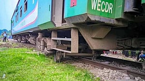 ব্রাহ্মণবাড়িয়ায় মালবাহী ট্রেন উদ্ধারের পর কক্সবাজার এক্সপ্রেস লাইনচ্যুত