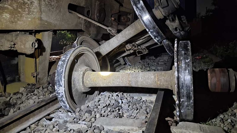 ব্রাহ্মণবাড়িয়ায় বগি লাইনচ্যুত, ঢাকা-চট্টগ্রাম ও ঢাকা-সিলেট রেলপথ বন্ধ