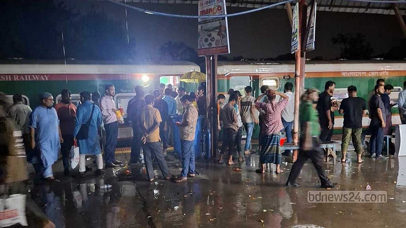 টর্চ জ্বালিয়ে হর্ন দিতে দিতে ১০ কিলোমিটার চলল ট্রেন