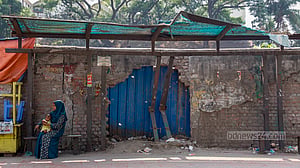ছায়া দেবে কি! উদোম যে যাত্রী ছাউনি