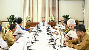রাজনৈতিক দলগুলোর সঙ্গে দ্বিতীয় দিনের বৈঠকে ইউনূস