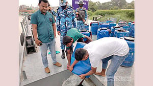 চাঁদপুরে ‘৭২ লাখ চিংড়ি রেনু’ জব্দের পর ডাকাতিয়ায় অবমুক্ত