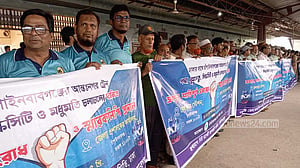 চাঁপাইনবাবগঞ্জ থেকে সব আন্তঃনগর ট্রেন চালুর দাবিতে রেলপথ অবরোধ