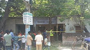 চাঁপাইনবাবগঞ্জে দুর্গন্ধ পেয়ে বাসা থেকে আইনজীবীর অর্ধগলিত মরদেহ উদ্ধার