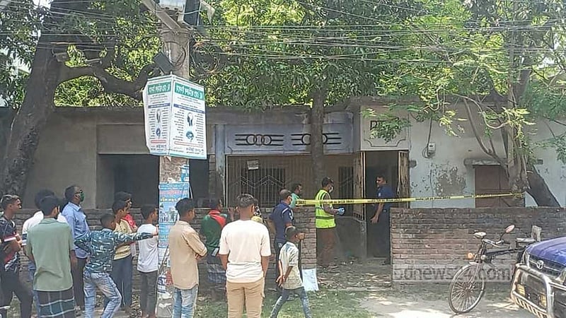 চাঁপাইনবাবগঞ্জে দুর্গন্ধ পেয়ে বাসা থেকে আইনজীবীর অর্ধগলিত মরদেহ উদ্ধার