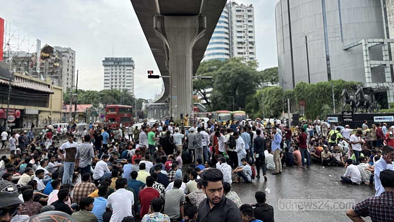 সাম্য হত্যা: বৃষ্টি উপেক্ষা করে শাহবাগে ছাত্রদল