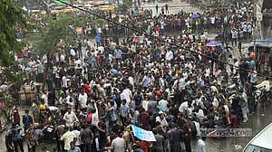 সাম্য হত্যা: বৃষ্টির মধ্যেই শাহবাগে ছাত্রদল, যানজটে ভোগান্তি