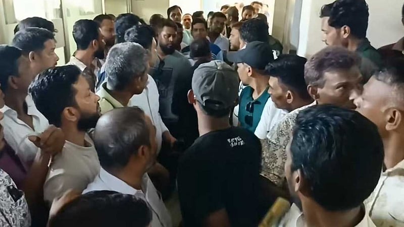 চট্টগ্রামে কোরবানির পশুর হাটের দরপত্র জমা নিয়ে হাতাহাতি